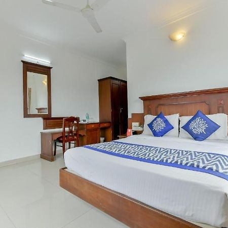 Centre Point Hotell Kochi Exteriör bild