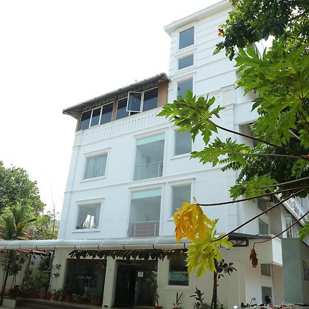 Centre Point Hotell Kochi Exteriör bild