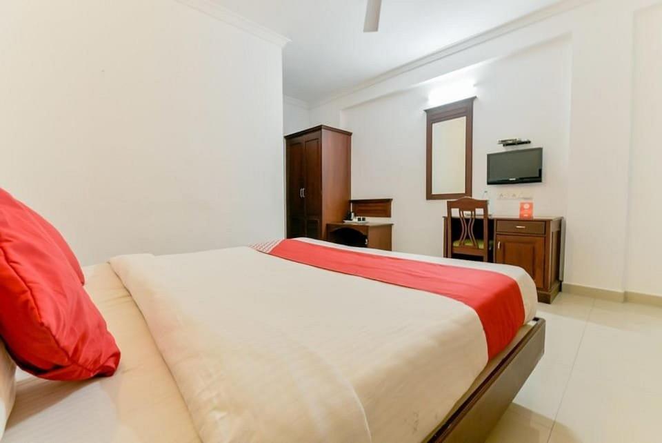 Centre Point Hotell Kochi Exteriör bild