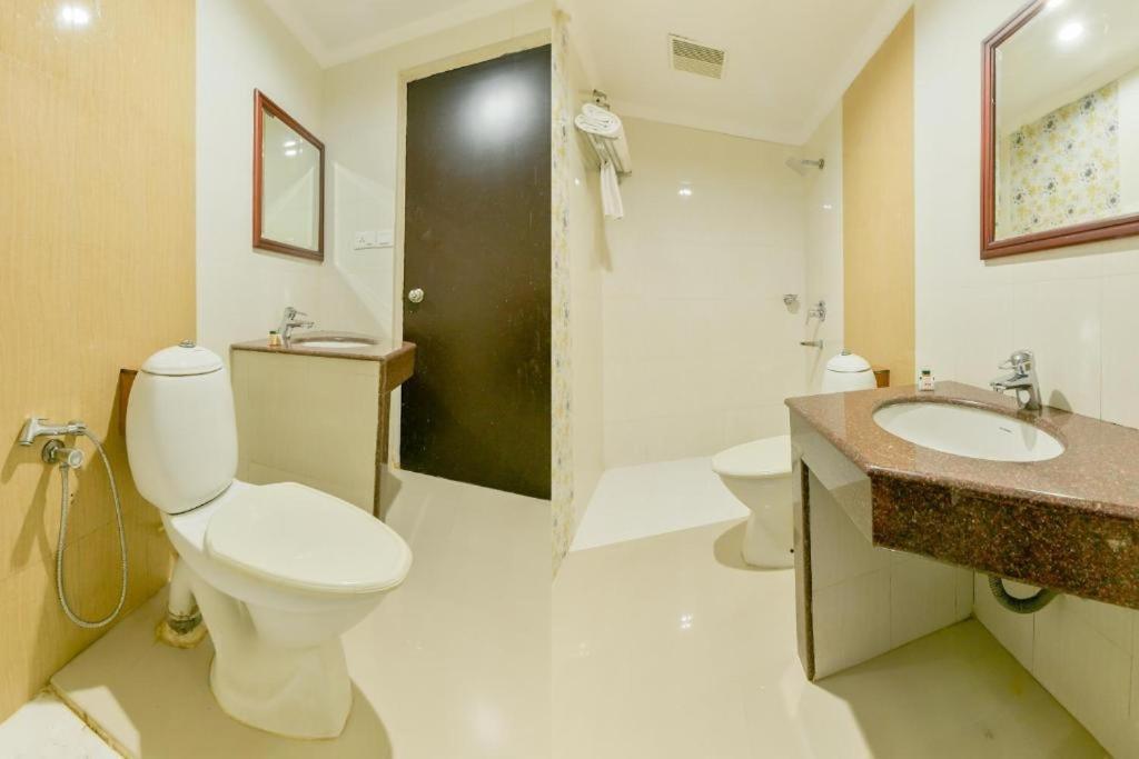 Centre Point Hotell Kochi Exteriör bild