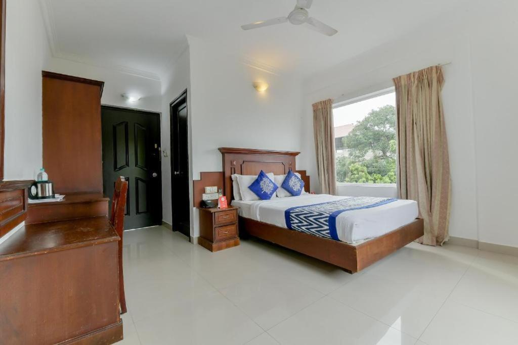 Centre Point Hotell Kochi Exteriör bild