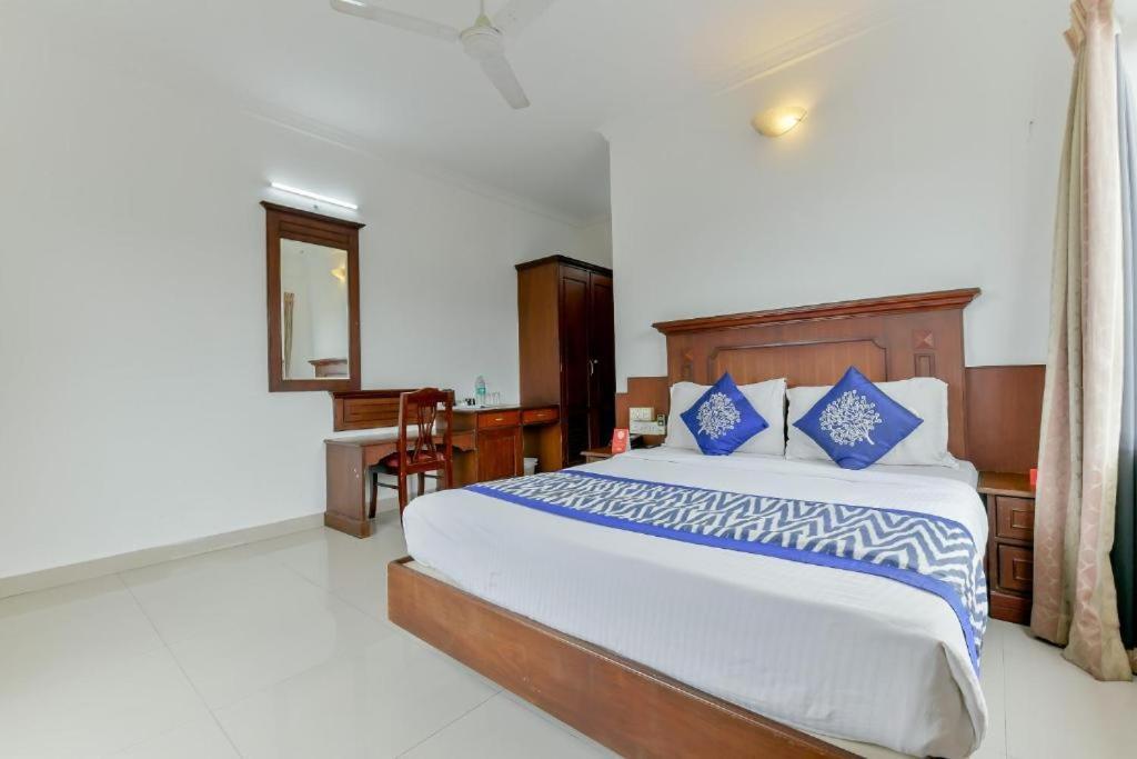 Centre Point Hotell Kochi Exteriör bild