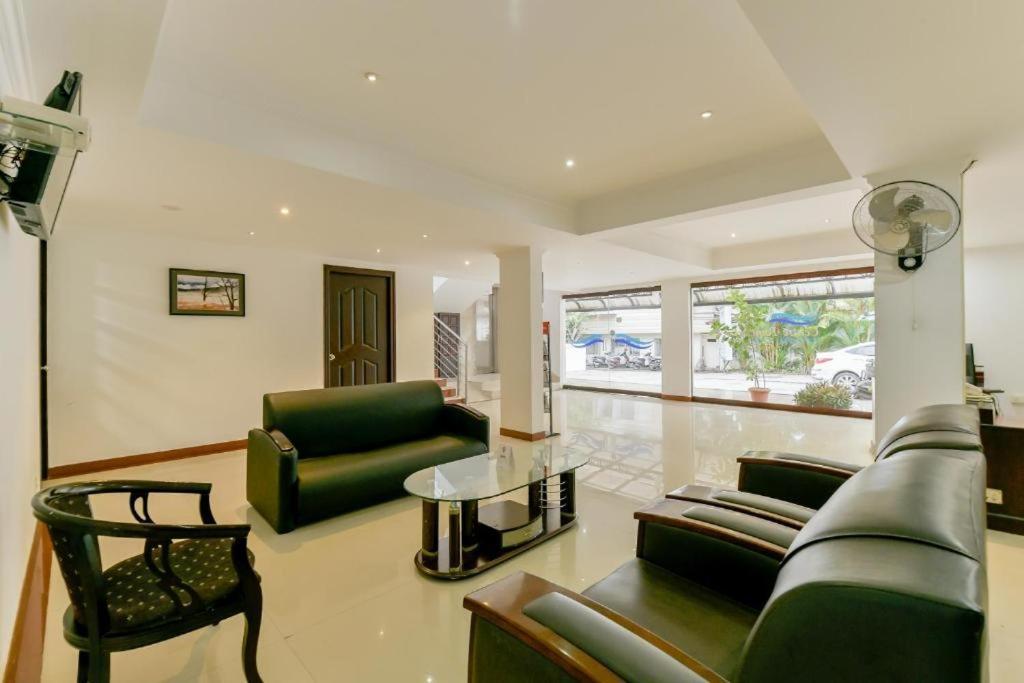 Centre Point Hotell Kochi Exteriör bild