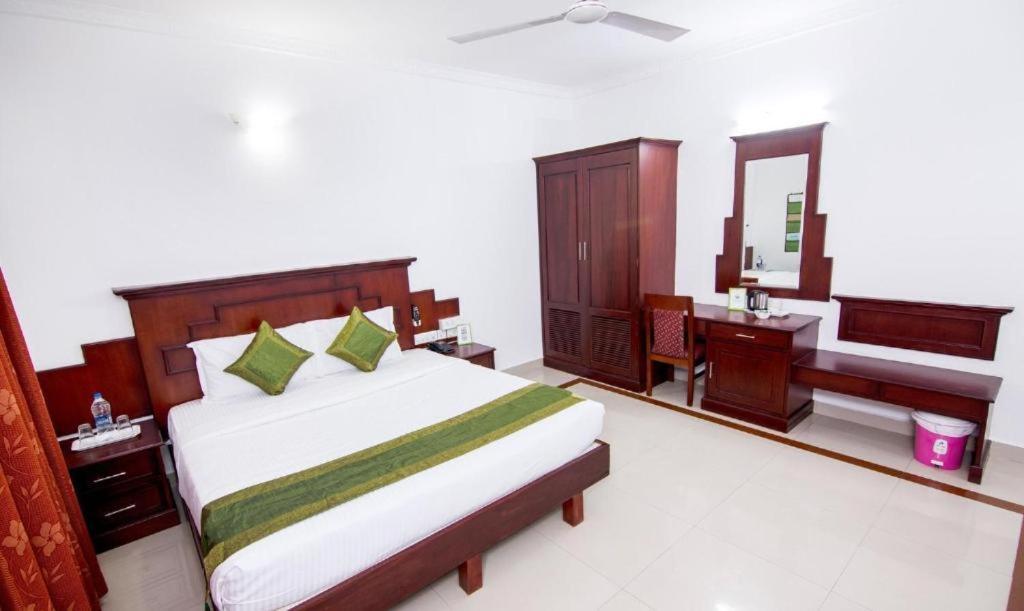 Centre Point Hotell Kochi Exteriör bild