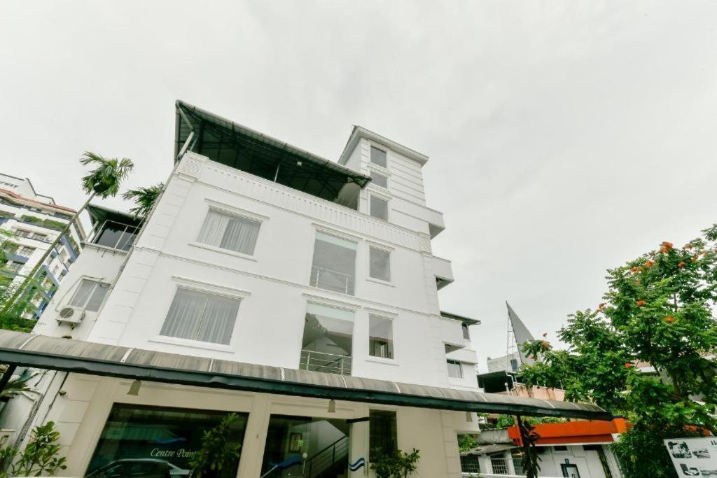 Centre Point Hotell Kochi Exteriör bild