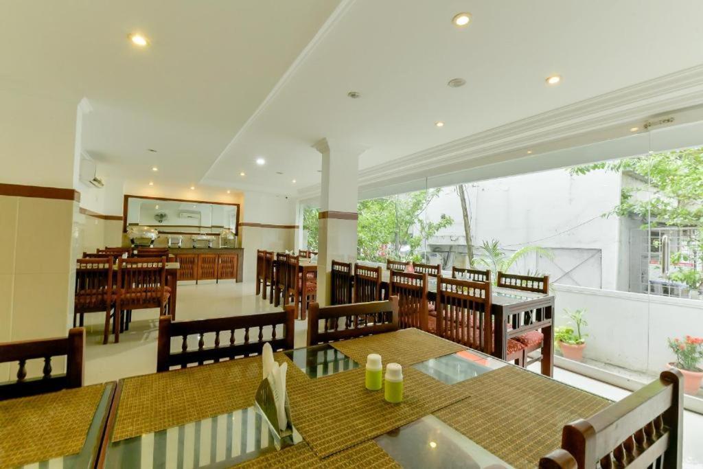 Centre Point Hotell Kochi Exteriör bild