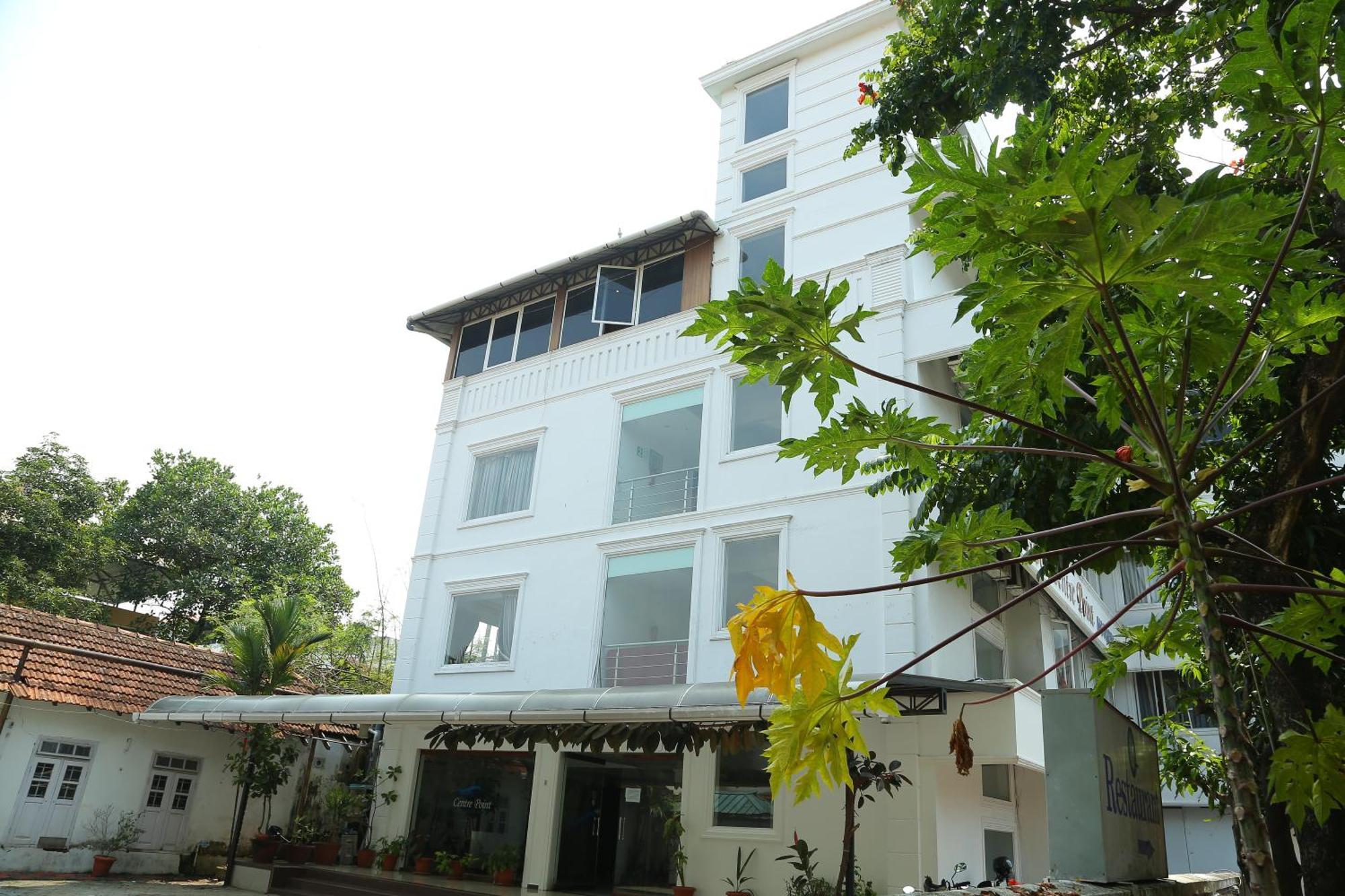 Centre Point Hotell Kochi Exteriör bild
